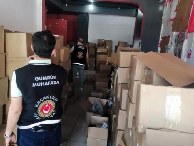 Olayla ilgili balatlan soruturma kapsamnda, cihazlarn lkeye stanbul'dan sokulduu, orada baz kiiler tarafndan kullanldktan sonra zmir'e getirildii tespit edildi.