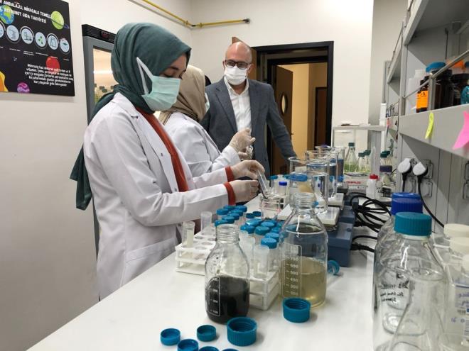 "TOPRAIN VERMN ARTIRMAYA ALIACAIZ"    Prof. Dr. Mete Ylmaz, ?Msilaj eitli mikroorganizmalar tarafndan oluturulabilen bir yap. zellikle denizdeki mikro algler, plankton dediimiz canllar ortam koullar salandnda ar derece oalabiliyorlar ve bazlar msilaj maddesini salglayabiliyor. Marmara zelinde dnrsek, Marmara Denizi'ndeki kirlilik basks ve iklim deiikliinden dolay olan scaklk art bu canllarn remesini oaltabiliyor. Canllar ar derecede reyince msilaj salglamas da youn oluyor ve deniz salyas dediimiz olay meydana geliyor.    Biz uzun yllardr bu tr canllarn oluturduklar msilaj yaplar zerine alyoruz. Biliyoruz ki bunlar biyoteknolojinin eitli alanlarna kaydrabiliriz. rnein tarmda verim artrmak iin kullanlabiliyorlar, topran zelliklerini iyiletirebiliyorlar ya da ar metal tutma kapasitelerinden kaynakl olarak kurutulduktan sonra evre temizlemede kullanlabilir. Bunun da tesinde baz msilaj yaplar ila ham maddesi olarak kullanlabiliyor. Antiviral, antibakteriyel zellikleri var" dedi.