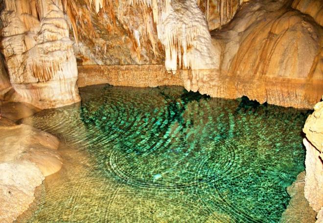 Kahramanmara'n Gksun ilesinin Ericek Mahallesi'nde bulunan Ericek Gmkaya Maaras ierisinde bulunan sarkt ve dikitler ilgi oda oldu. Dar bir girii bulunan maara yaklak 150-200 metre uzunluunda ve 40-50 metre yksekliinde.