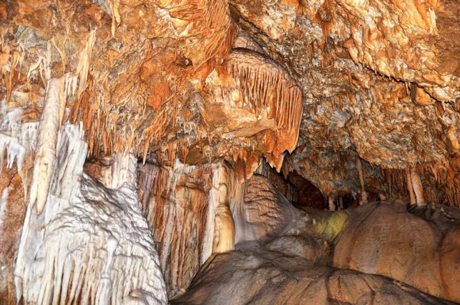 Yaklak 700 metrelik pasif trmanla ulalan maarada giriten hemen sonra balayan ana galerinin tavann ve duvarlarn ssleyen sarktlarn olaanst gzelliini maara zeminindeki dikitler tamamlyor. Tavan yksekliinin yer yer 40-50 metreyi bulduu maarada hava sirklasyonu olmayp etraf maara ineleri, traverten ve devasa sarktlarla bezenmi iki tane gl bulunuyor. Bu gllerden byk olannda muhteem bir traverten var. Birok karstik oluumun mrn tamamlayp fosil moduna girdii lkemiz corafyasnda Gmkaya Maaras aktif maara olma zellii ile nemli yer tutmaktadr. Doada olmann bir keyiften ok ihtiya olduu gnmz yaamnda Gmkaya Maaras hak ettii ilgiyi umarm grr ve koruma altna alnr? ifadesini kulland.