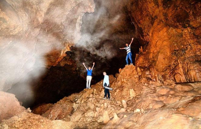 Doa aktivisti Tevfik Akkaya'da Gmkaya Maaras'nn Dou Toroslarn u noktasnda bulunan Berit Da eteklerinde bulunduunu belirterek, "Yaklak yedi milyon yl nce oluuma balad. Giriinin bir ard aac tarafndan kapatlyor olmas kefedilmesini engelleyen sebeplerden. 2001 ylnda tesadfen bir obann keisinin maaraya girmesi sonucu kefedilen maaray ferdi almalarm neticesinde 1648 doaseverin grmesini saladm.
