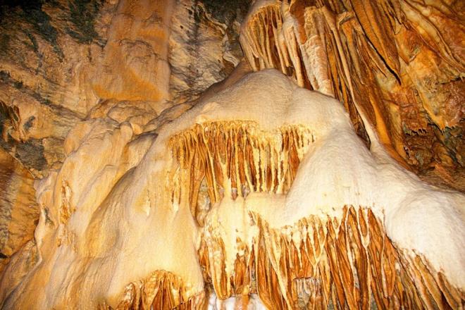 Maarann ierisine birka kez girdiini belirten fotoraf sanats Mehmet Gren, "Maarann ierisi yazn ok serin, kn ise ok souk. Maarann ierisinde byk oyuklar ve dibini gremediimiz ukurlar mevcut. Yerler hala oluama devam ettiinden dolay kaygan. Sarkt ve dikitlerin muhteem grntleri grlmeye deer. Maara doa harikas bir yer" dedi.