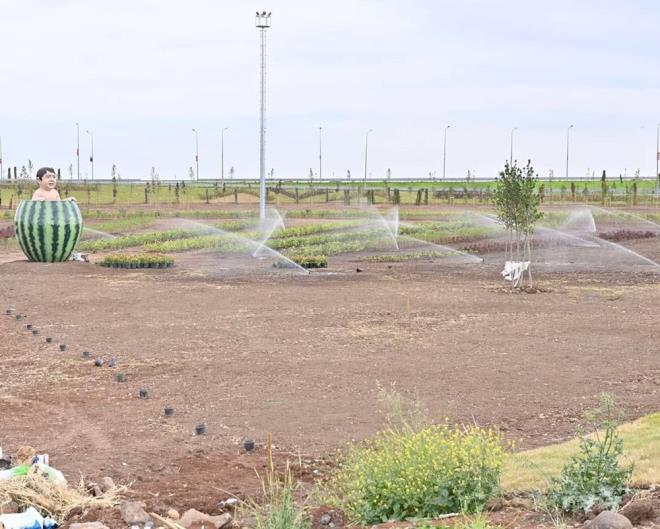 Heykele ok sayda olumsuz yorum yapld ve sosyal medyada tartma balad.