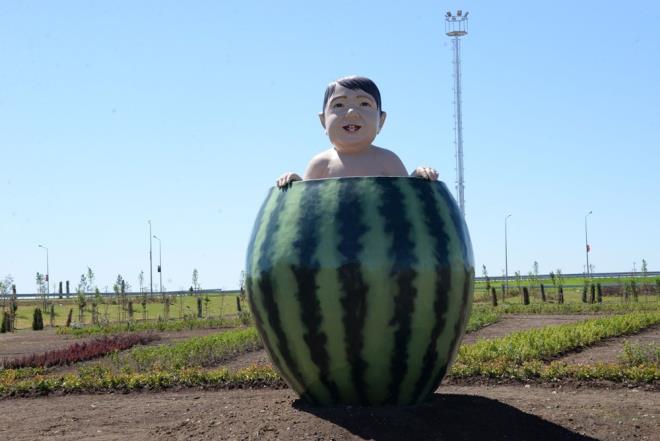 "...Birtakm evreler, estetik eletirileri dayanak tutarak, kamuoyunu yanltc, kurumumuz hakknda istifham oluturacak iddialarda bulunmaktadrlar. 170 dnmlk alanda evre dzenlemesi, aa dikimi, im serimi, al ekimi, su depolar, drenaj sistemi iin yaplan ihalenin tutarn, maketler iin yaplan harcama eklinde gstermektedirler. Diyarbakr Uluslararas Havaliman Yonca Kava dzenleme ihalesi, 12 Kasm 2020?de 'Havaalan Yonca Kava Peyzaj Dzenleme Yapm i' adyla, canl yaynda gerekletirilmitir. 15 firma ihaleye katlmtr. 4 milyon 412 bin 835 lira olarak en dk teklifi veren firma ile anlalmtr. 170 dnmlk alandaki btn almalar, dzenlemeler, yatrmlar bu ihale kapsamnda yaplmaktadr."
