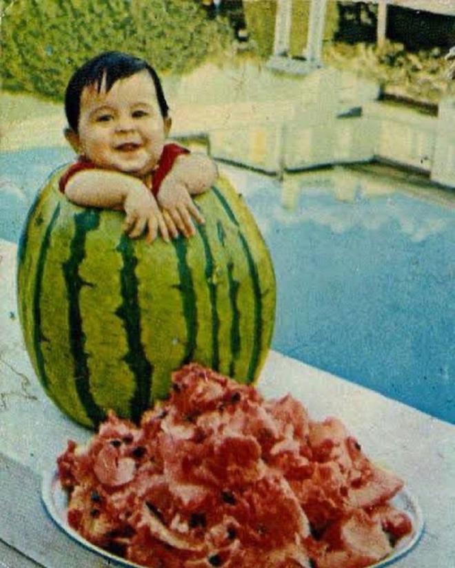 Diyarbakr'n karpuzunun bykln anlatmak iin benzer fotoraflar uzun yllardr basnda yer alyor.