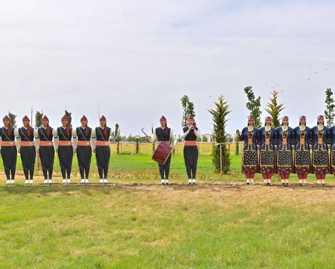 Heykellerden ncsnde Diyarbakr halk oyunlar temas ileniyor.    Bu heykel hakknda ise fazla yorum yaplmad.