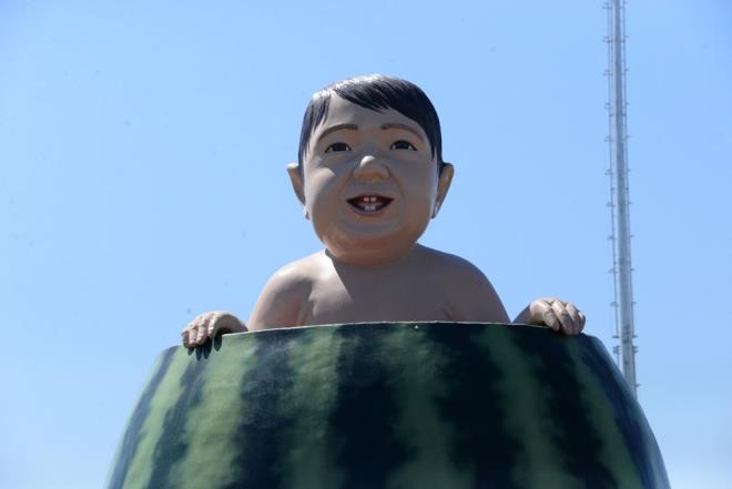 Diyarbakr Bykehir Belediyesi, heykellerle ilgili yaplan tartmalara ilikin yazl aklama yapt.    Aklamada, eletirilerin saygyla karland belirtilerek, kavakta yaplan dzenleme almalarn maliyetinin 4 milyon 412 bin 835 lira olduu bildirildi.    Aklamada; almalarn srd ve gerekmesi durumunda zerinde tasarruflarda bulunulaca ifade edildi.