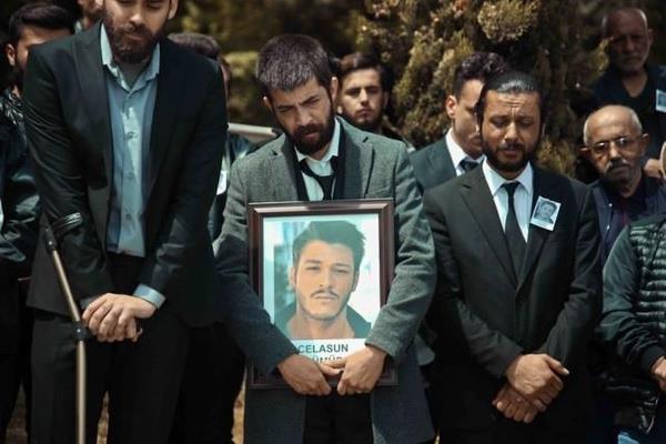 Cumali ise amcay sakland yerden dar karabilmek iin gl bir mesaj gndermek gerektiini syleyerek depolardaki btn mallarn yakt.