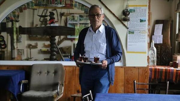 Kahvehane ve ay ocaklar: Daha kk iletmeler, kahvehane ve ay oca gibi yerler iin valilik zerinden izin karlacak. rnek olarak kapnzn nne masa atarak aln denilebilecek.