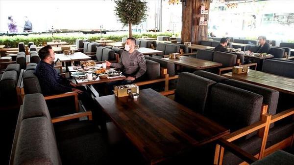 Kafe ve restoranlar: Kafe ve restoran gibi yerler ise 23.45'e kadar ak olacak ama yine de kapal alanlar kullanlamayacak. Dars ise yzde 50 oranda kullanlabilecek.