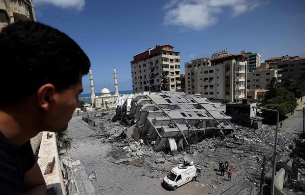 Irakl akademisyen Liga Mekki, Twitter hesabndan yapt paylamda, "Tel Aviv'in bombalanmas srail ile atmann seyrinde nemli bir gelime. Mevcut savan sonucu ne olursa olsun benzeri grlmemi yeni caydrc bir durum yaratt." ifadelerini kulland. Mekki, unlar kaydetti: "srail'in Gazze'yi bombalamas ykmlara neden olacak ancak zafer getirmeyecek. srail, savunma gcnn kmesiyle yenilgiye urad."