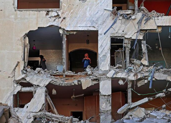 srail sava uaklarnn Gazze'nin farkl noktalarna dzenledii saldrlarda yerleim yerlerinin yan sra sokaklar ve ticari iletmeler de ar hasar ald.