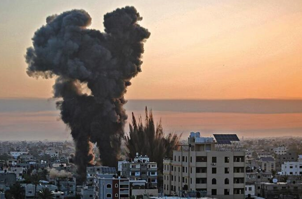 srail tarihinde bir ilk!<br>  srail konusundaki aratrmalaryla bilinen Filistinli yazar Adnan Ebu Amir, Twitter'dan yapt paylamda, srail'in nemli siyasi analistlerinden Nahum Barnaya'nn, Hamas'n Tel Aviv'e saldrsyla srail savunma sistemlerinin sorgulandn sylediini aktard. Ebu Amir ayrca, srail'in 73 yllk tarihinde Tel Aviv'in ilk defa bylesine bir durumla kar karya olduunu belirtti.