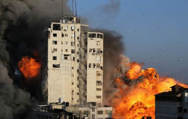 Yine ok katl bina vuruldu: Fransz AFP haber ajans, srail'in Gazze'de 10 katl bir binay vurduunu duyurdu. Saldrda len ya da yaralanan olup olmad henz bilinmiyor. AA'nn haberine gre srail, abluka altndaki Gazze'nin en ilek blgelerinden birinde yer alan dairelerin ve ticari ofislerin bulunduu 14 katl E-uruk adl binay hava saldrsyla yerle bir etti.