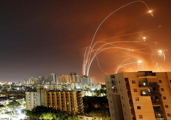 srail'in saldrlar cevapsz kalmyor<br>  Filistinli siyasi analist ve yazar braihm el-Medhun, AA muhabirine yapt aklamada, srail'in Filistinlilere ynelik saldrlarna kar tepkinin kanlmaz olduuna iaret ederek "phesiz igal devletine (srail'e) bir tepki olacakt. Tel Aviv saldrs bir ilk deil. 2012 ve 2014 yllarnda da hedef alnmt ancak saldlar bu derece youn deildi." dedi.