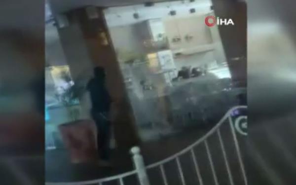 Fanatik Yahudilar Araplarn dkkanlarn yamalad  <br>  srail?in Tiberya ve Bat Yam kentlerinde fanatik Yahudilerin Araplarn dkkanlarna saldrd ve yamalad bildirildi. srail basnnda yer alan haberlerde, ok sayda dkkana saldr yapld ve 1 kiinin yaraland belirtildi. Fanatik Yahudilerin saldrlara destek iin sosyal medyadan arda bulunduu aktarld.