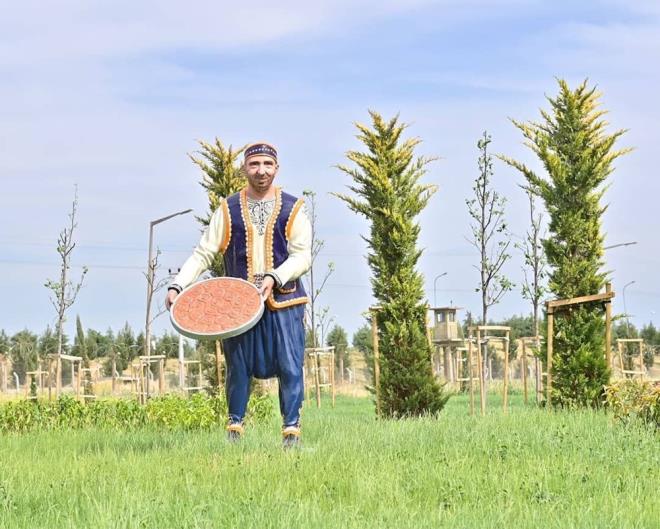 Hakknda yorum yaplan heykellerden ikincisi Diyarbakr'n nl burma kadayfn simgeleyen bir alma.     Bu heykel zerine de ok sayda olumsuz yorum sosyal medyada yer ald.