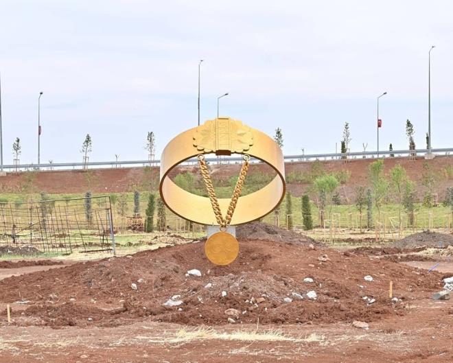 Son heykel ise Diyarbakr'n simgelerinden olan burmal bilezik temasn ieriyor.