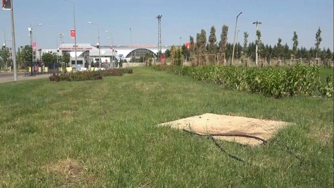 Maketlerin alana yerletirilmesinin ardndan sosyal medyada rnlerin zensiz yapld gerekesi ile tartma kmt. Yaanan tartmalar zerine Diyarbakr Valisi Mnir Karalolu'nun talimat ile alana yerletirilen karpuz iindeki bebek ile kadayf ustas maketleri bulunduklar yerden kaldrld.