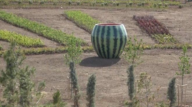 Diyarbakr Havaliman Yonca Kava'na kentle zdelemi olan karpuz iindeki bebek, kadayf ustas, hasr bilezik, halay ekibi gibi figrlerin bulunduu maketler yerletirilmiti.