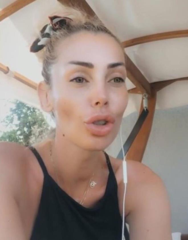 Getiimiz eyll aynda ikinci kez anne olacan duyuran Dinz, mutlu haberden birka hafta sonra bebeini kaybettiini takipileriyle paylamt.