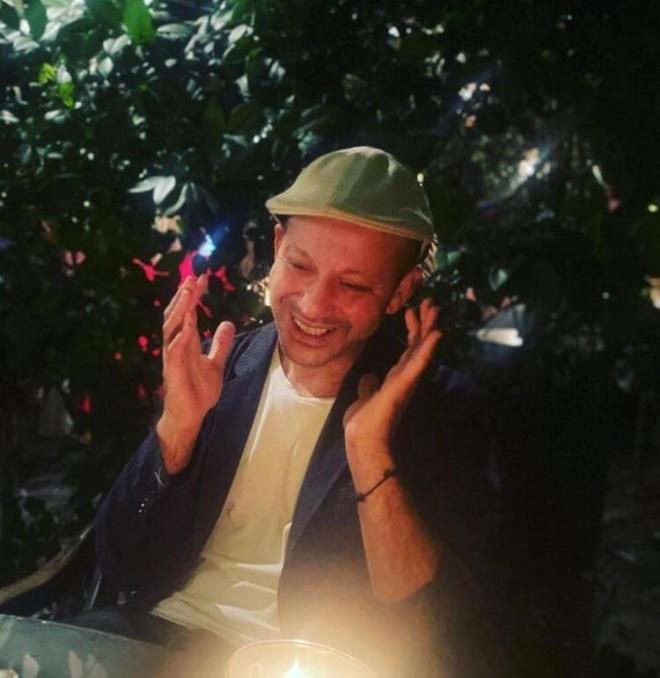 Rza Kocaolu, ocukluk yllarna ait fotorafn altna "42 oldum. ok yollar, ok yerler getim, sevdalara dtm, kavgalar ettim, aclar, pimanlklar, mutluluklar... Sanrm deimeyen tek ey umudum ve merakm oldu hayata kar,hayat sana teekkr ederim." notunu dt.