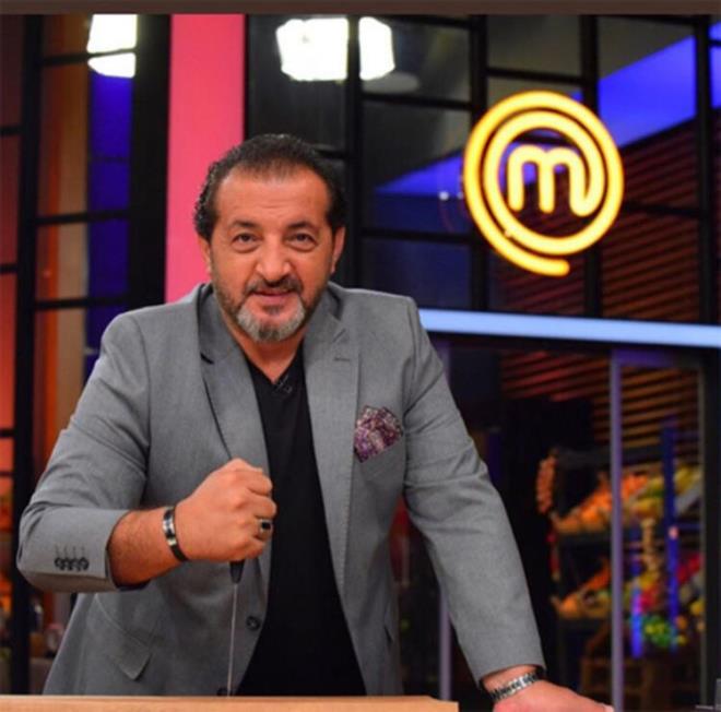 46 yandaki Mehmet Yalnkaya, Bolu'da dnyaya geldi. Dnyann farkl yerlerinde Gastronomi ve Mutfak Koordinatrl yapt. imdi de tecrbelerini Masterchef yarmasnda paylayor.