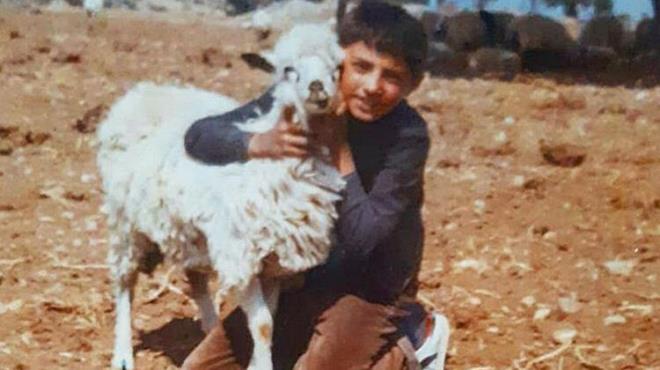 Uzun zaman nce, takvimler henz 80'li yllar gsterirken, yanndaki minik kuzuya sarlp poz veren bu nl kim sizce? Bir ipucu verelim: O nlnn de yer ald yarma programn milyonlarca kii ekran karsna geip nefesini tutarak izliyor. O nl Masterchef yarmasnn jrisinde yer alan ef Mehmet Yalnkaya. nl ef, 1980'lerde ekilen bu pozunu "Hayvan sevgimiz" notuyla paylaarak Instagram takipilerine "iyi geceler diledi.