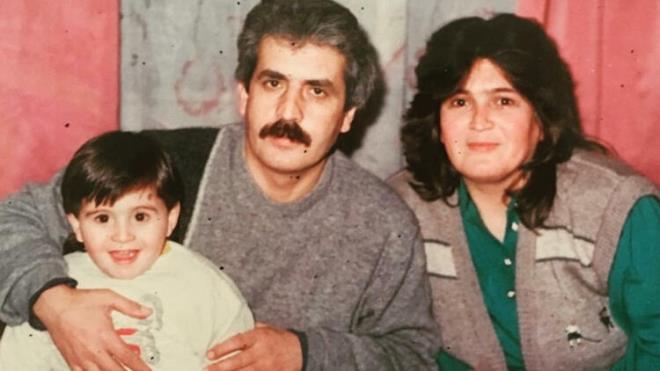 Yannda babas ve ok erken yalarda kaybettii annesi ile kendisini bekleyen hayattan bihaber bu kk ocuu tanyabildiniz mi? Yz hatlar deimi olsa da baklar onu ele veriyor...