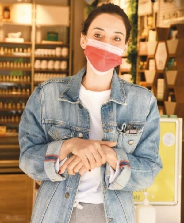 Dizi ekimlerinin devam ettiini belirten Dere, "Biz bayramda alyoruz, set devam ediyor. O yzden bayramda tatile gitmedim" dedi.