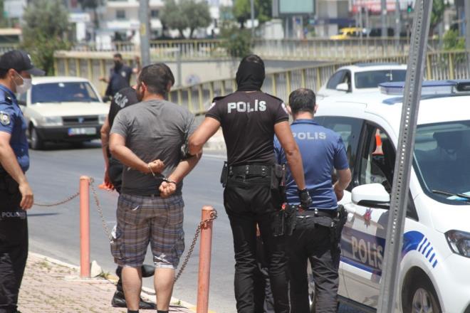 Antalya'nn Muratpaa ilesine bal Vatan Bulvar zerindeki polis denetim noktasnda rutin kontrol iin durdurulan motosiklet srcs Hseyin S., kstlamay ihlal ettii iin cezai ileme tabi tutulaca srada trafik polisinin zerine yryp, mukavemet gstererek ?Savc akrabam var? diyerek tehditler savurdu.