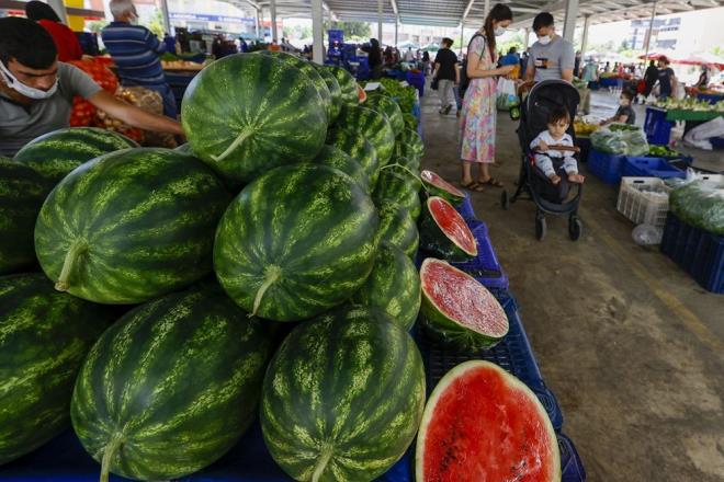 Trkiye'nin birok yerinde pazar yerlerinin giri ve klar bariyerlerle kapatlarak, belirli noktalardan giri ve ka izin verildi. Vatandalar, zabta grevlilerince ateleri llp HES kodlar kontrol edilerek pazarlara alnd. Polis, zabta ve belediye ekiplerince pazar yerlerinde denetim yapld.