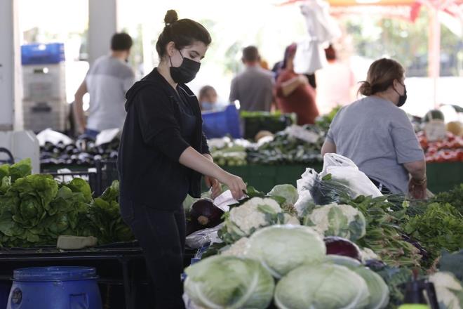 Salgn tedbirleri kapsamnda kurulan pazara gelen vatandalar, Covid-19 tedbirlerinde uyarak taze sebze ve meyvelerden satn alyor.