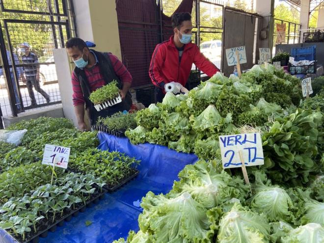 Sebze ve meyve fiyatlarnn, kimi vatandaa gre pahal kimine gre de marketten daha uygun olduu belirtildi.