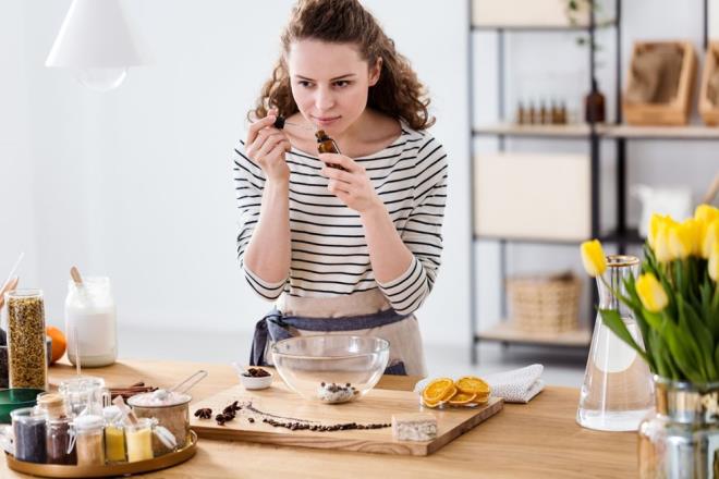 lk bata hibir eyin farknda deildi. Ancak birka gn getikten sonra, Anne-Sophie Leurquin bir eylerin eksik olduu duygusuna kapld. Sabahlar itii kahvenin, lavanta ve gl esansl sabununun kokusunu alamad gibi buzdolabnn zerindeki fesleen de tazeliini yitirmi gibiydi. Geriye kalan, sadece donuk bir hissizlik duygusuydu.    Luerguin, geen yl Ekim aynda Covid-19 testi pozitif ktktan sonra, kendi deyimiyle, sonsuz bir yorgunluk hissetti. Ve birdenbire koku alma yetisini kaybetti. Tmyle. Hastalnn zerinden alt ay gemi olsa da Belikal kadn, yaad duyguyu "Bazen depresyon gibi bir ey yaadm dnyorum" diye zetliyor DW'ye. Bir sre sonra baz kokular almaya balasa da eskisi gibi alamadn farketti Luerguin. Yaad eyin teknik olarak karl, kokular doru bir ekilde tespit edememe olan parozmi.