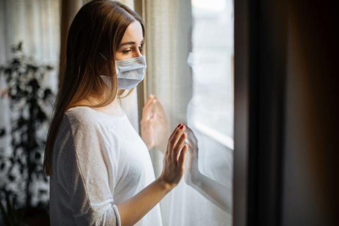 nc bir neden de birok srecin modernize edilmi ve hzlandrlm olmas gereinde yatyor. AstraZeneca asnn testlerine katlan Dr. Mark Toshner, ngiliz yayn kuruluu BBC'ye a denemelerinin yllar srdn dnmenin yanltc olduunu sylemiti. Asl zaman alann, aratrma fonlarn beklemek, denekleri bulmak ve deneme yapmak, bunlar iin izin almak olduunu belirtmiti. Pandemide zaman ok nemli olduundan, normalde arka arkaya yaplan baz testler, ezamanl olarak gerekletirildi. Alar daha sonra, sral incelemeye tabi tutuldu. Bu da yetkililerin test sonularn gelir gelmez deerlendirdii anlamna geliyor. Ancak bu hzlandrlm admlara ramen, tm alar AB'de pazar onay iin Avrupa la Ajans (EMA) tarafndan sk bir incelemeden gemek zorunda kald. Tm bu nedenlerden dolay, hzlandrlm gelitirme ve tarama sreleri, yalnzca, a gelitirmeye kresel bir pandeminin ortasnda en yksek nceliin gsterildiine iaret ediyor.