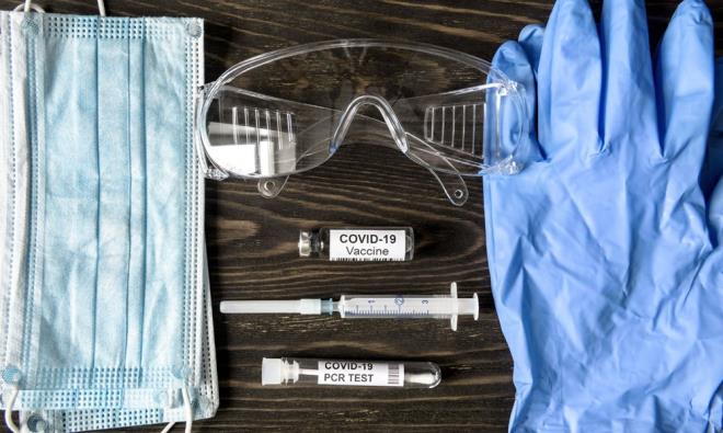 AI RETM ACLEYE M GETRLD?    Alarn gelitirilmesi ve onaylanmasn salamann genelde 10 ila 15 yl, bazen daha da uzun srd biliniyor; ancak ilk SARS-CoV-2 alarnn gelitirilip onaylanmas bir yldan az srd. Bu nedenle, baz insanlarn bu hzndan rahatsz duymas ve kukulanmas anlalabilir bir durum. Ancak bu iddia yanltc. nk, alarn bu kadar ksa bir sre sonra kullanma hazr olmasnn birka aklamas var.    Bunlardan ilki, a gelitiricilerin nceden var olan bilgi birikimi zerine bir a gelitirmeye almalar. Alarda, daha nce zerine allm ve hatta test edilmi teknolojiler kullanlr. Aratrmaclar, zaten SARS ve MERS (2012) patojenleri zerine yapplan almalardan, koronavirsler hakknda ok ey biliyorlard. Alar da bu balamlarda gelitirildi. kinci bir neden de dnya apnda SARS-CoV-2 alarnn gelitirilmesine byk miktarda para yatrlm olmas. Bu durum, aratrmaclara bu grevi stlenmeleri ve normalden ok daha fazla test yapmalar iin bol miktarda kaynak ve personel salanmasna yardmc oldu.