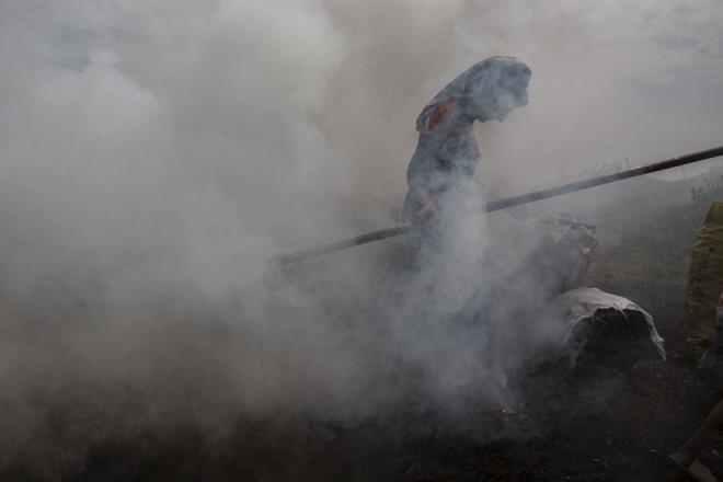 Geimini mangal kmr retimiyle kazanan "torak" olarak adlandrlan iiler, ate karsnda verdikleri zorlu mcadeleyle mee aalarn mangal kmrne dntryor.