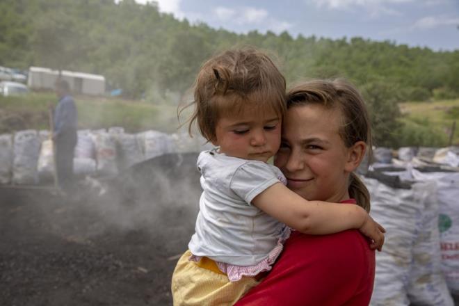 "ERKEK OCUKLARININ YAPTII LER YAPIYORUZ"  Annesi, babas ve 6 kz kardeiyle zorlu mesaiyi srdren 15 yandaki Melek Delek de alma koullarnn g olduunu ancak ailesiyle bir arada olmaktan mutluluk duyduunu syledi.