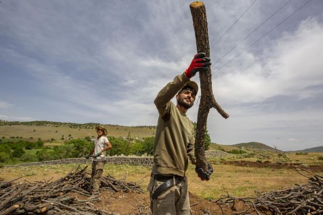 ''SABAHTAN AKAMA KADAR GNEN ALTINDAYIZ"  ilerden 55 yandaki Arif zylmaz da sabahtan akama kadar altklarn, adrlarda kaldklarn syledi.