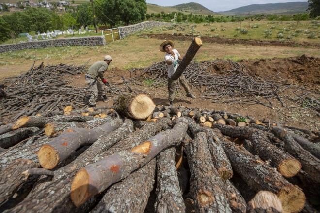 Kahraman Diniir ise ailesiyle mangal kmr retimi yaptn, atee kar zorlu bir mcadele verdiklerini belirtti.