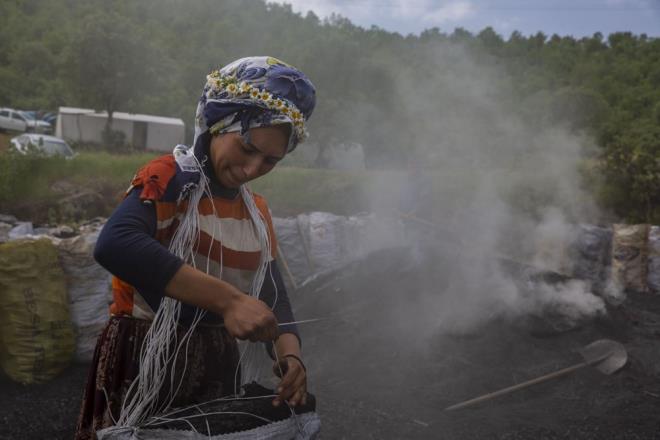 Delek, zorluklar sorun etmediklerini aktararak, kz kardeleri ile sabahn erken saatlerinden akama kadar altklarn, gece de nbet tuttuklarn kaydetti.
