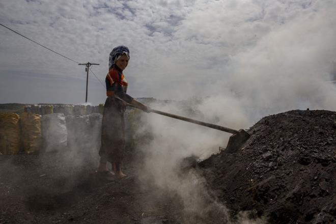 Yalanc, her gn gnein altnda yaklak 8 kilogram arlndaki testerelerle kesim yaptklarn dile getirerek, "Sadece gzlerimiz grnyor bazen. Her yerimiz kmr karas, siyah oluyor" dedi.
