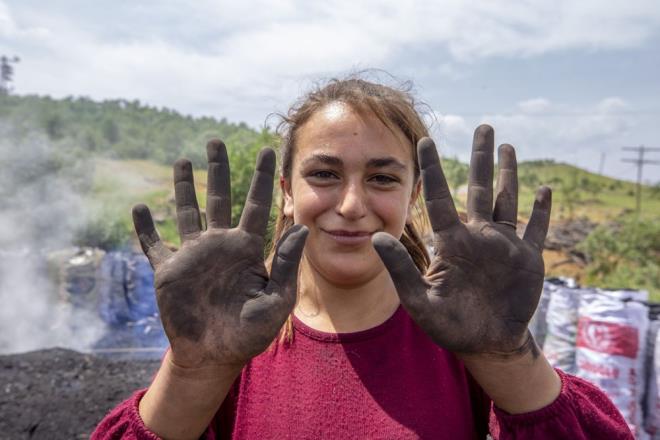 "Mart aynda balayp, kasm ayna kadar gece gndz demeden alyoruz. Dada alyoruz, kenesi, ylan var. Sabah erkenden kalkp, akama kadar alyoruz. ocuklarmz da buraya getiriyoruz" diyen Yalanc aileden toplam 20 kii ile bu ite altklarn syledi.