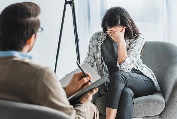 ntihar dnceleri: Nadir olarak antidepresan kullanan hastalarda balangta intihar dnceleri olabilir. zellikle 25 ya alt genler risk altndadr. Bu belirti ortaya ktnda doktora ve hastann yakn evresine bilgi vermek gerekir. Grlen bu yan etki zamanla ortadan kalkar.