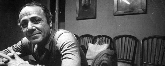 Usta oyuncu, 1931'de stanbul'da dodu. Gzel Sanatlar Akademisi'nde i mimarlk eitimi alrken balad oyunculuk servenine tiyatro ve sinema oyuncusu, belgesel yapmcs ynetmen ve senarist olarak devam etti.    Keskin, stanbul ehir Tiyatrolarndan ya haddinden emekli olduktan sonra bir sre konuk oyuncu olarak sahneye kmaya devam etti.