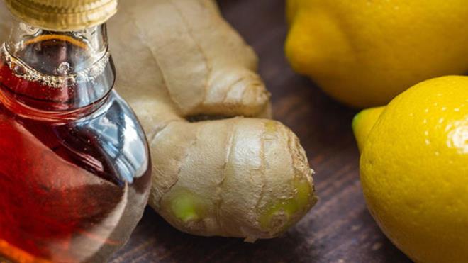 Ev yapm ksrk urubu malzemeleri: Zencefil, ham bal, 2 limon ve su.  Yaplna gemeden nce bu malzemelerin ksr nasl geirdiine ve faydalarna gz atalm.