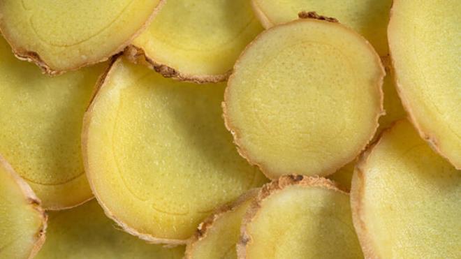 Ev yapm ksrk urubu yapl:<br>  1. Bir para zencefil kkn soyun ve dilimler halinde kesin.<br>  2. 2 taze limonun kabuunu rendeleyin.<br>  3. Bir tencereye 1 bardak su dkn.<br>  4. 1/4 bardak zencefil ekleyin.