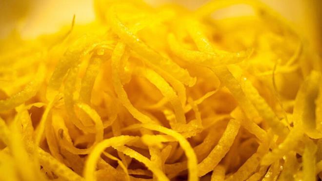 5. 1 ila 2 yemek ka limon kabuu rendesi ekleyin.<br>  6. Kaynamaya baladktan sonra 5 dakika kaynatn.<br>  7. Karm szn ve bir kenara koyun.