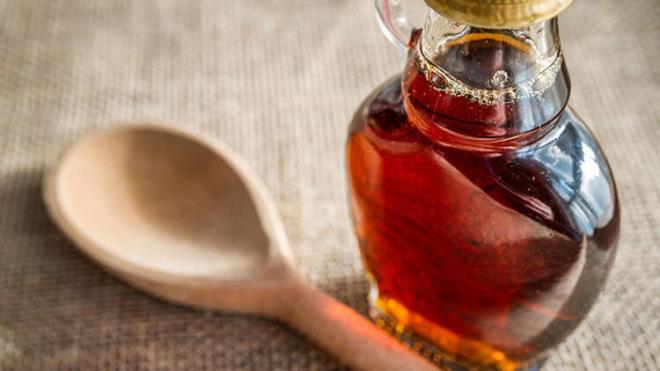 8. Bir tencereye 1 bardak bal dkn ve ksk atete stn ama kaynamasna izin vermeyin.<br>  9. nceden szlm zencefilli karm kartrn.<br>  10. Her iki limondan karlan suyu ekleyin.<br>  11. Karm birka dakika ksk atete kartrmaya devam edin.<br>  12. Altn sndrdkten sonra ve karm kapakl bir ieye veya kavanoza dkn. Ev yapm ksrk urubunuz hazr!